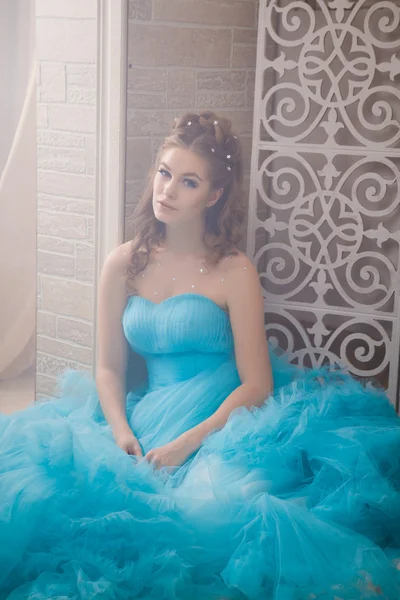 Hermosa mujer joven en vestido largo azul magnífico como Cenicienta con maquillaje perfecto y estilo de pelo —  Fotos de Stock