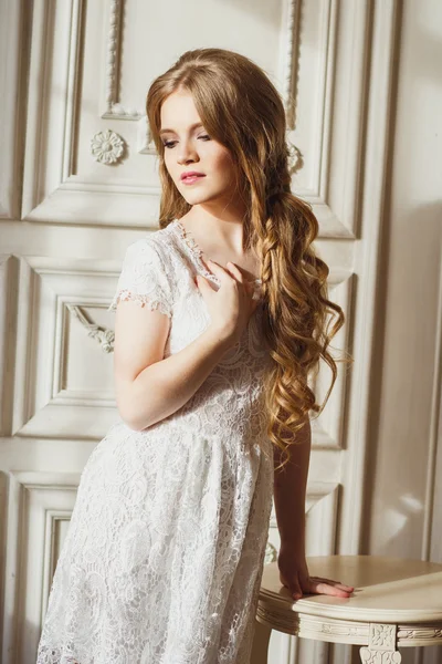 Retrato de una joven bonita en un vestido blanco y pelo largo y rubio —  Fotos de Stock