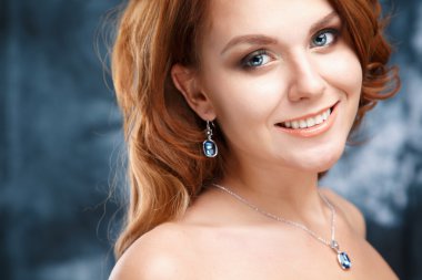 Yakın çekim lüks mücevher ve mükemmel olan güzel kadın portresi makyaj. Moda Güzellik Portresi