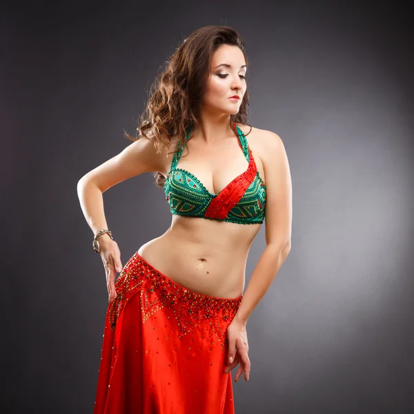 Hermosa bailarina del vientre mujer joven en magnífico vestido de traje rojo y verde —  Fotos de Stock