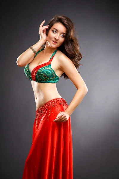 Beautiful belly dancer young woman in gorgeous red and green costume dress — Stock Photo, Image