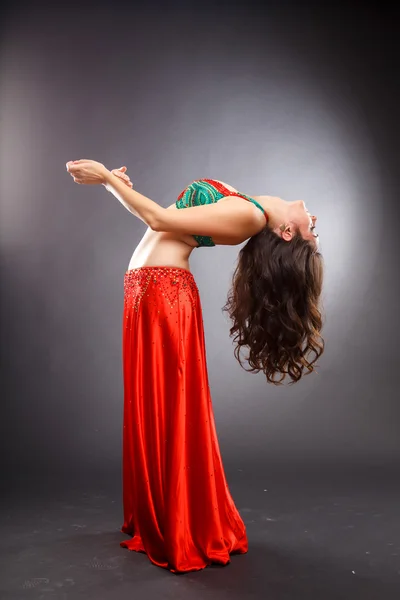 Hermosa bailarina del vientre mujer joven en magnífico vestido de traje rojo y verde — Foto de Stock