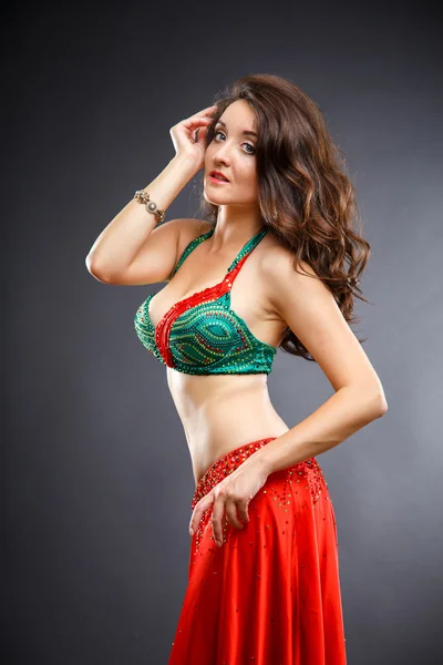 Νεαρή γυναίκα όμορφη χορεύτρια της κοιλιάς στο πανέμορφο κόκκινο και πράσινο κοστούμι φόρεμα — Φωτογραφία Αρχείου
