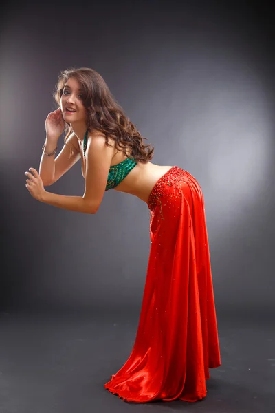 Muhteşem kostüm kırmızı ve yeşil elbiseli güzel dansöz genç kadın — Stok fotoğraf