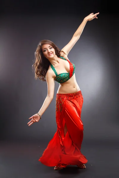 Beautiful belly dancer young woman in gorgeous red and green costume dress — Stock Photo, Image