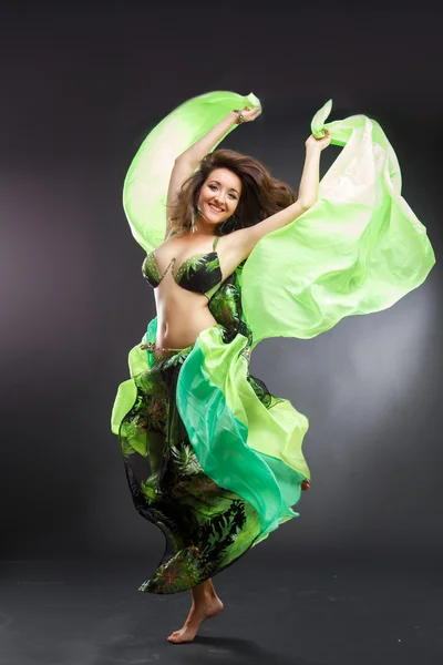 Beautiful belly dancer young woman in gorgeous green costume dress — Stock Photo, Image