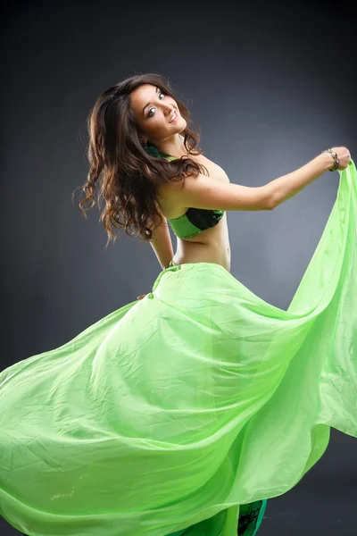 Bela dançarina do ventre jovem mulher em vestido lindo traje verde — Fotografia de Stock