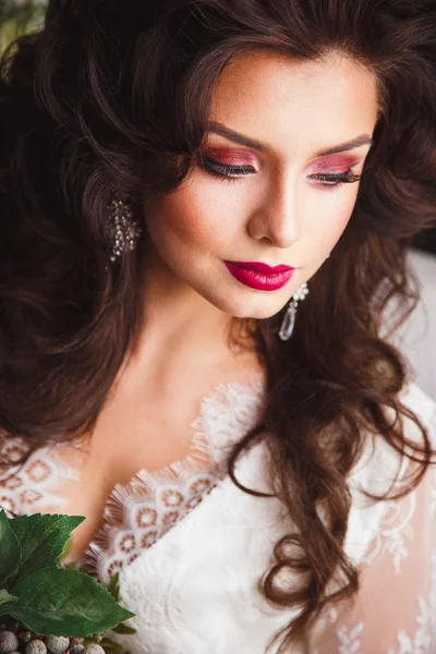 Primer plano retrato de hermosa novia hermosa en vestido blanco con estilo de pelo increíble y maquillaje, la celebración de ramo —  Fotos de Stock