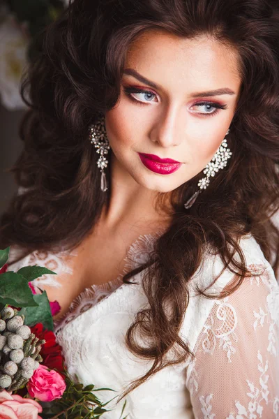 Close-up retrato de linda noiva linda em vestido branco com incrível estilo de cabelo e maquiagem, segurando buquê — Fotografia de Stock