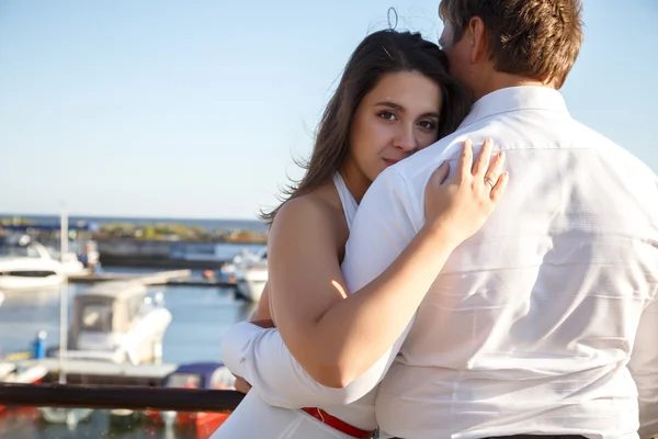 Beautiful couple man and woman walks together near yacht in a summer day — Φωτογραφία Αρχείου