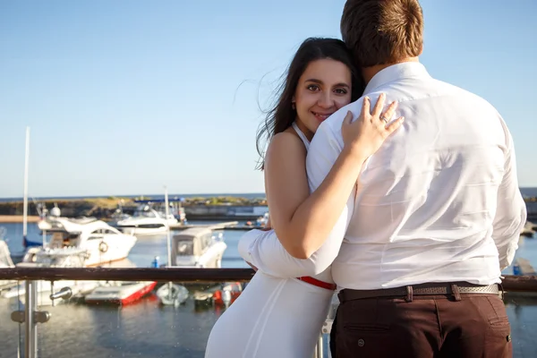 Beautiful couple man and woman walks together near yacht in a summer day — Φωτογραφία Αρχείου
