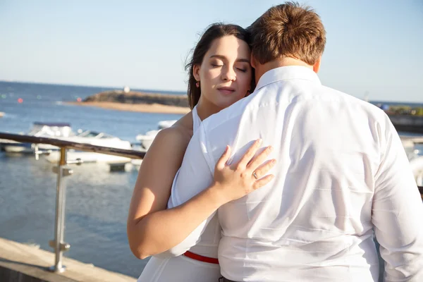 Beautiful couple man and woman walks together near yacht in a summer day — 스톡 사진