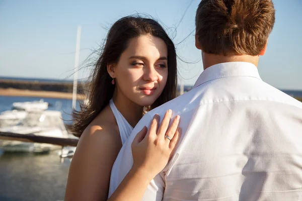 Hermosa pareja hombre y mujer camina juntos cerca del yate en un día de verano —  Fotos de Stock