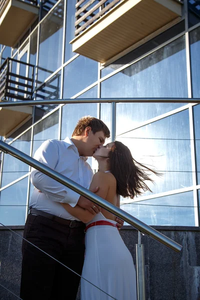 Bella coppia uomo e donna riposa e cammina insieme vicino edificio di lusso in una giornata estiva — Foto Stock