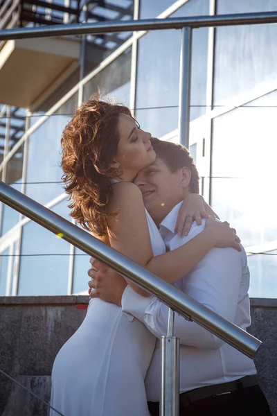 Hermosa pareja hombre y mujer descansa y camina juntos cerca de un edificio de lujo en un día de verano — Foto de Stock