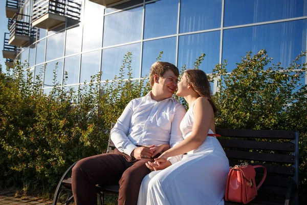 Belo casal homem e mulher descansa e caminha juntos perto do edifício de luxo em um dia de verão — Fotografia de Stock