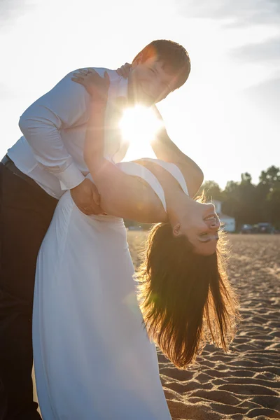 아름 다운 커플 남자와 여 자가 함께 해변에 달려있다 여름 저녁 — 스톡 사진