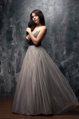 Lüks gece elbisesi içinde uzun kıvırcık saçlı güzel genç kadın moda Güzellik Portresi
