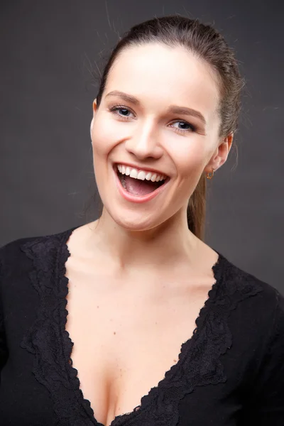 Nahaufnahme Porträt einer eleganten brünetten Frau mit nacktem Make-up. Emotionen, emotionale Porträts — Stockfoto