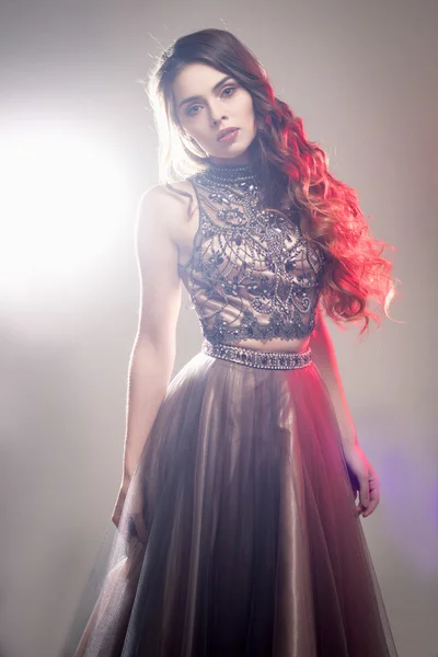 Retrato de beleza de moda de linda jovem com cabelos longos encaracolados em vestido de noite de luxo — Fotografia de Stock