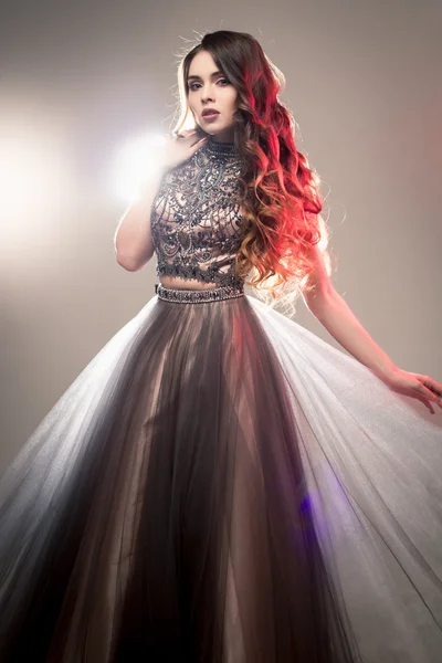 Retrato de beleza de moda de linda jovem com cabelos longos encaracolados em vestido de noite de luxo — Fotografia de Stock