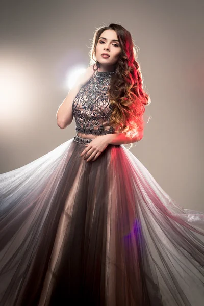 Retrato de beleza de moda de linda jovem com cabelos longos encaracolados em vestido de noite de luxo — Fotografia de Stock