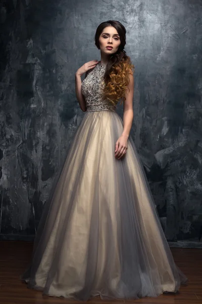 Lüks gece elbisesi içinde uzun kıvırcık saçlı güzel genç kadın moda Güzellik Portresi