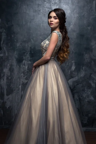 Divat szépség portréja gyönyörű fiatal nő, hosszú göndör hajú, luxus estélyi ruhában — Stock Fotó