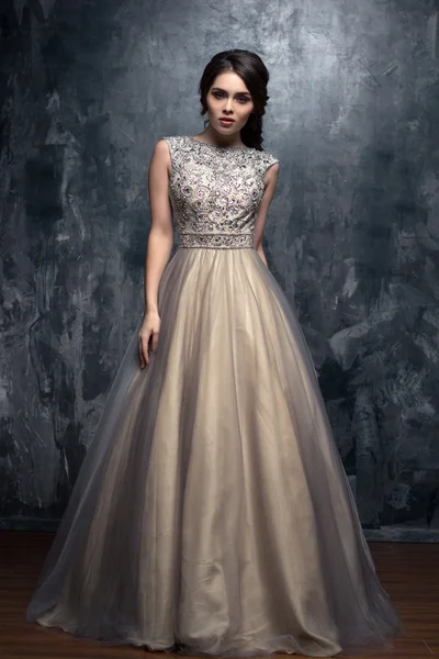 Lüks gece elbisesi içinde uzun kıvırcık saçlı güzel genç kadın moda Güzellik Portresi