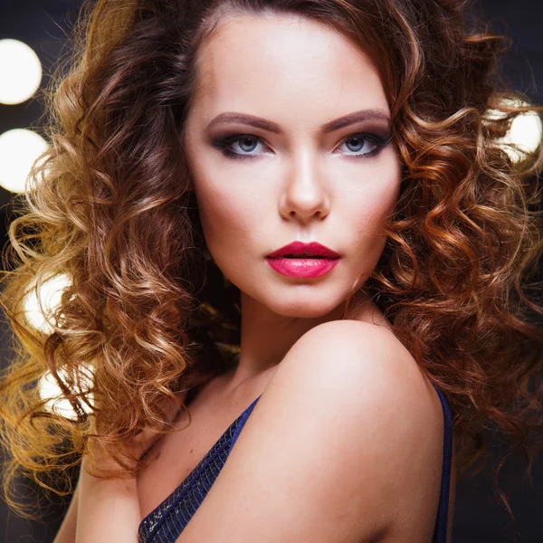 Retrato de una hermosa mujer joven en glamour vestido de moda y maquillaje perfecto y estilo de pelo — Foto de Stock