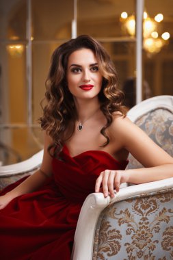 Mükemmel makyaj ve saç stili pahalı lüks iç muhteşem kırmızı akşam elbiseli olan güzel kadın