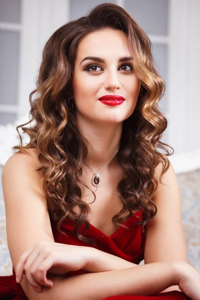 Mükemmel makyaj ve saç stili pahalı lüks iç muhteşem kırmızı akşam elbiseli olan güzel kadın — Stok fotoğraf