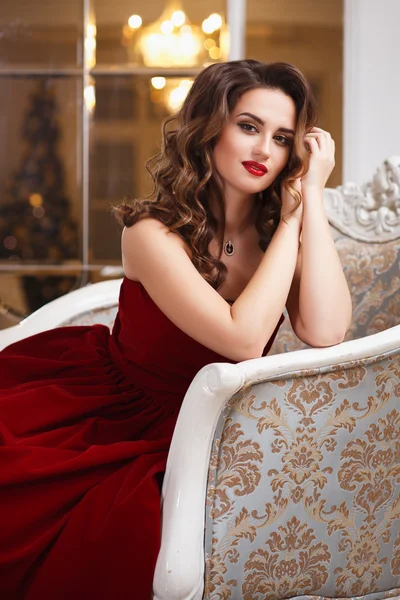 Mulher bonita com maquiagem perfeita e estilo de cabelo em lindo vestido de noite vermelho no interior de luxo caro — Fotografia de Stock