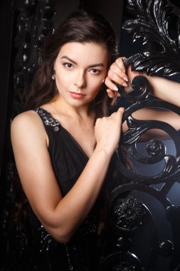 İç siyah uzun Abiye şık genç esmer kadın portresi