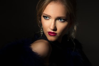 Close-up portrait of gorgeous blonde young woman in celebrity style with perfect make up and hair style. Fashion beauty photo, dramatic look