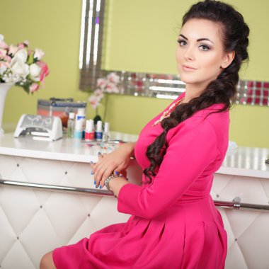 Çivi bar yakınındaki oldukça esmer genç kadın portresi. Müşterinin manikür Salonu