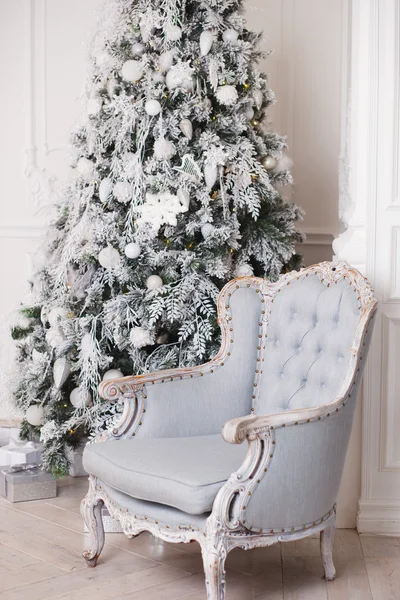 Kerstmis interieur - boom en een fauteuil in zilveren kleuren — Stockfoto