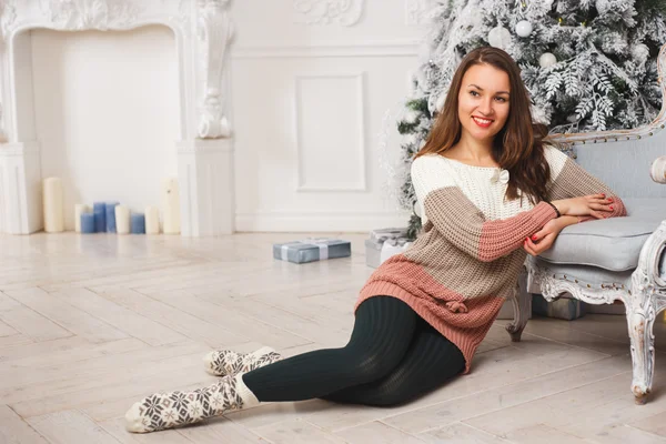 Retrato de una chica en ropa de invierno sobre fondo de Navidad ligero —  Fotos de Stock