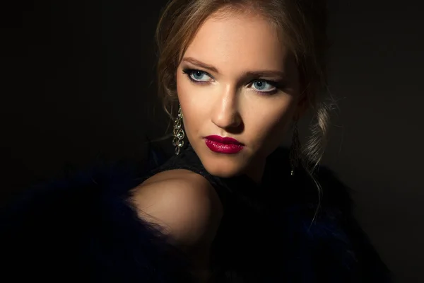 Close-up portrait of gorgeous blonde young woman in celebrity style with perfect make up and hair style. Fashion beauty photo, dramatic look — Stock Photo, Image