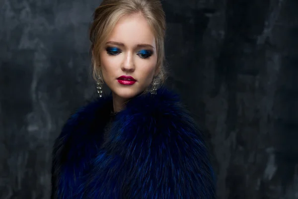 Close-up portrait of gorgeous blonde young woman in celebrity style with perfect make up and hair style wearing blue fur. Fashion beauty photo, dramatic look — Stock Fotó