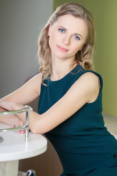 Portret van vrij blonde jonge vrouw in de buurt van nagel bar. Klant in manicure salon — Stockfoto