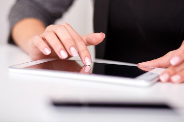 kadın dijital tablet, yumuşak odak üzerinde çalışıyor, yakın çekim