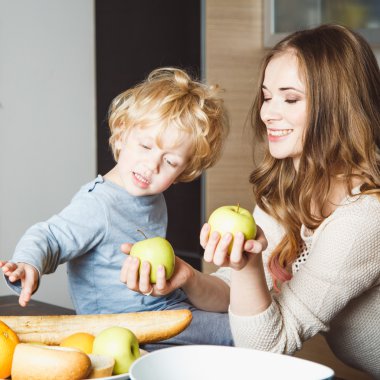 Güzel sarışın genç kadın ve küçük oğlu birlikte bir mutfak