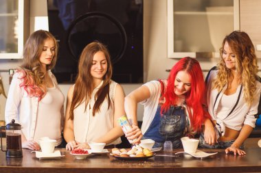 Grup genç kadını bir mutfak odada gıda hazırlama