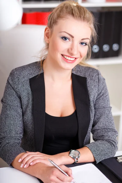 Hermosa mujer de negocios moderna en su oficina con una carpeta de papel y tableta de ordenador y teléfono móvil —  Fotos de Stock