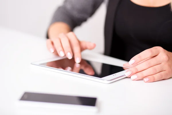 Mujer trabaja en la tableta digital, enfoque suave, primer plano — Foto de Stock