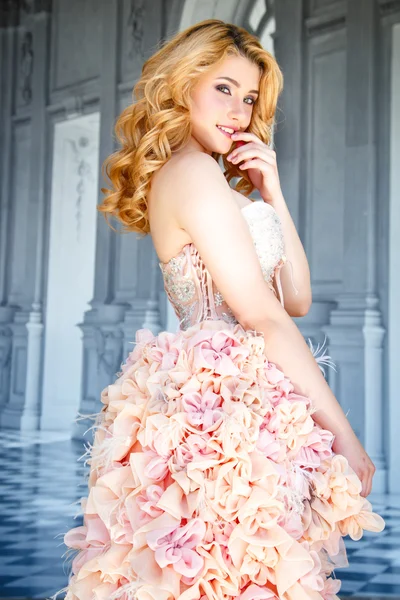 Porträt einer schönen blonden Braut in einem luxuriösen Hochzeitskleid im eleganten teuren Interieur — Stockfoto