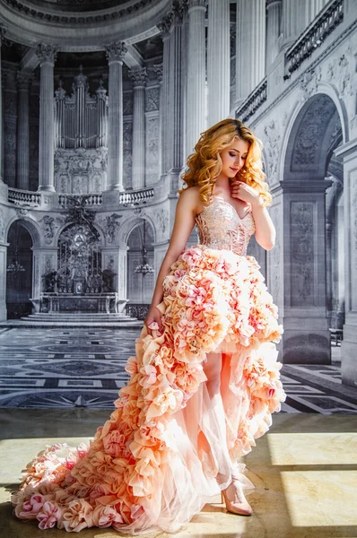 Portrait of a beautiful blonde bride in a luxurious wedding dress in elegant expensive interior — Zdjęcie stockowe