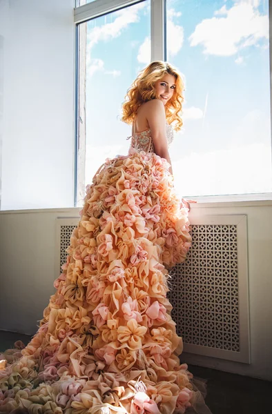 Portrait of a beautiful blonde bride in a luxurious wedding dress in elegant expensive interior — Stok fotoğraf