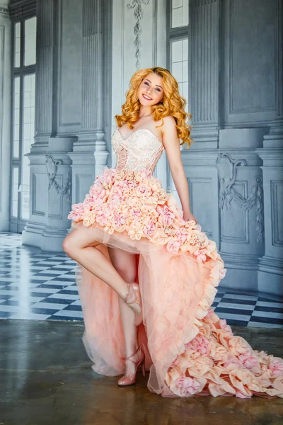 Portrait of a beautiful blonde bride in a luxurious wedding dress in elegant expensive interior — 스톡 사진
